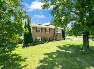 101 Williamsburg Rd, Sterling, VA 20164