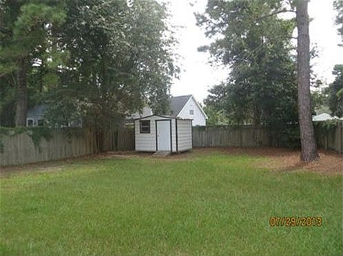 Huge backyard with shed!