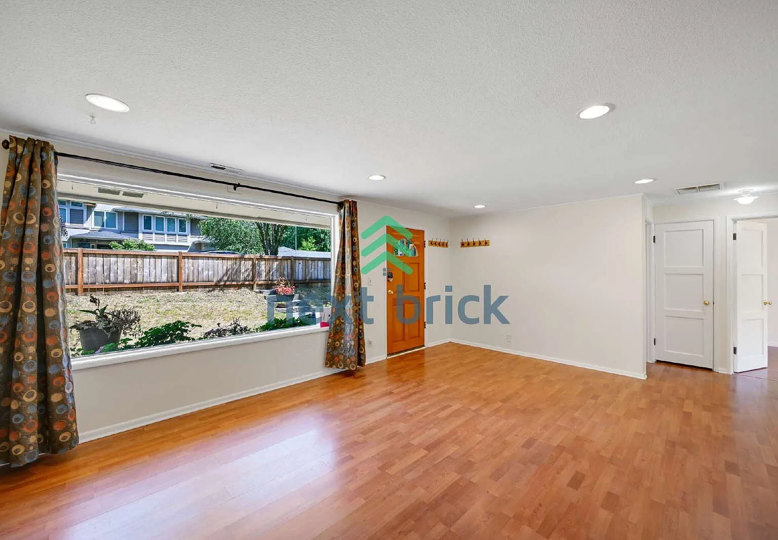 "Charming 3-Bed, 2-Bath Home in Shoreline with 1250 Sq Ft of Comfort!" — Photo 3