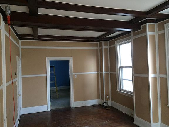 Living room with classic ceiling