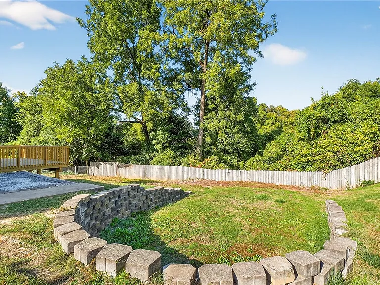 208 Coral Dr — Photo 35