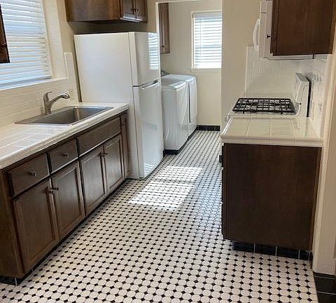 3rd image of 826 E Floradora Ave
