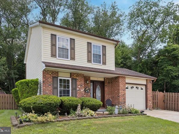 27 Iris Ln, Newark, DE 19702