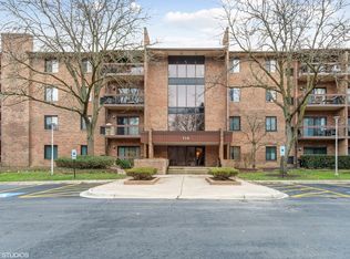714 Walnut Dr APT 103, Darien, IL