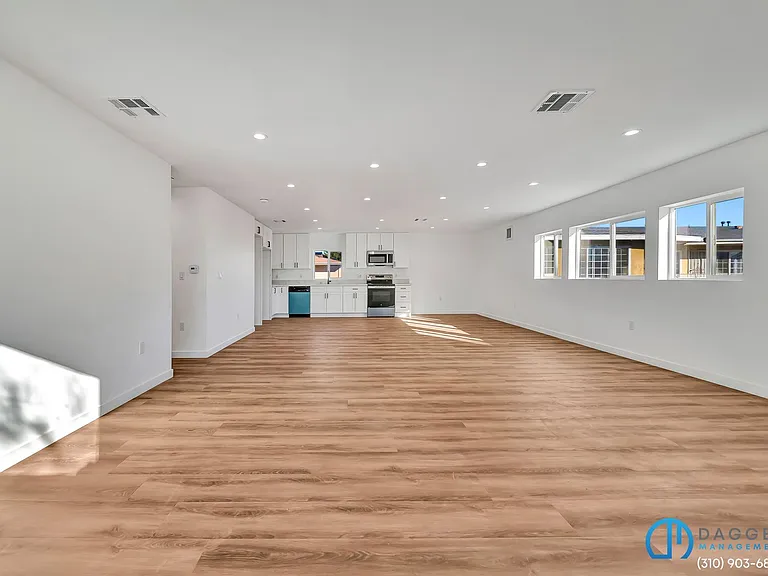 11845 Hamlin St #1/2 — Photo 6