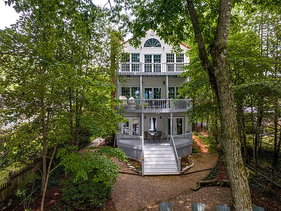 2nd image of 813 Lake Point Dr