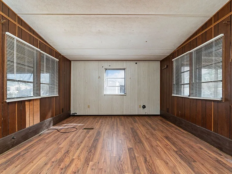 102 N Dawn St — Photo 2