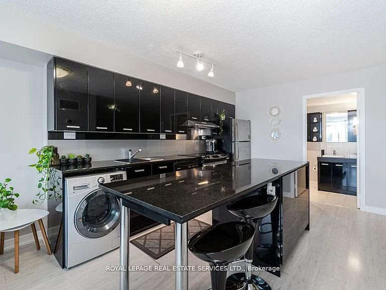15 Singer Ct #306 — Photo 8