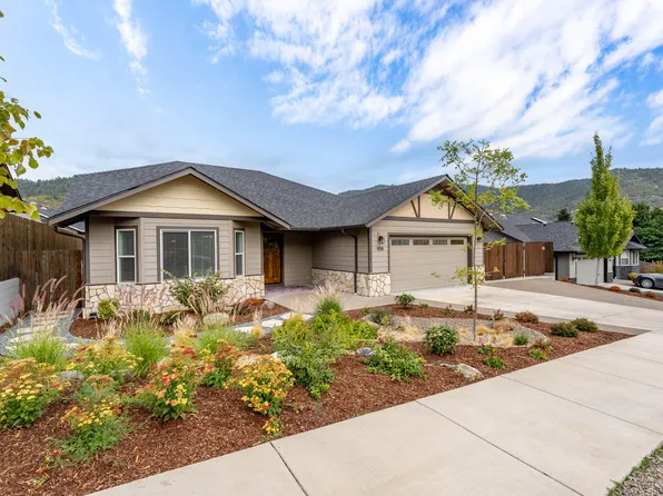 908 NW Bishop St, Grants Pass, OR 97526