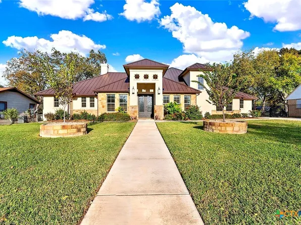 1309 E St, Floresville, TX 78114