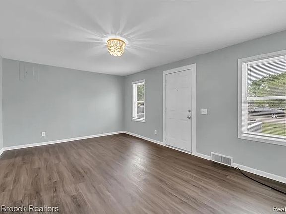 5th image of 26669 Spicer St