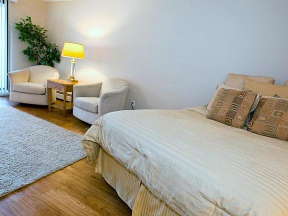 5th image of 2220 E Franklin Ave #312