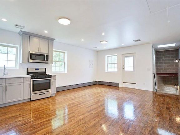 3rd image of 3020 Richmond Ter