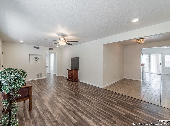 4th image of 446 Pinewood Ln