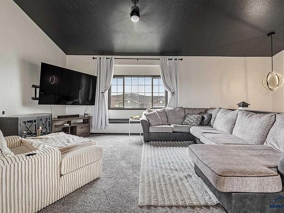 3rd image of 348 Edelweiss Ln