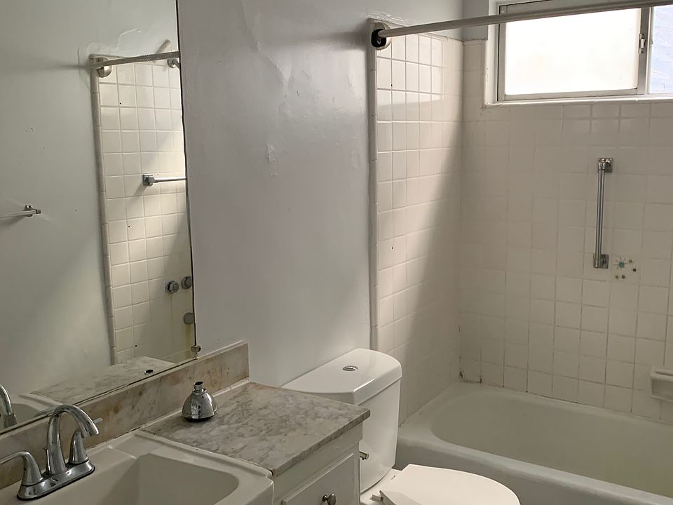 1st image of 13120 Moorpark St #2