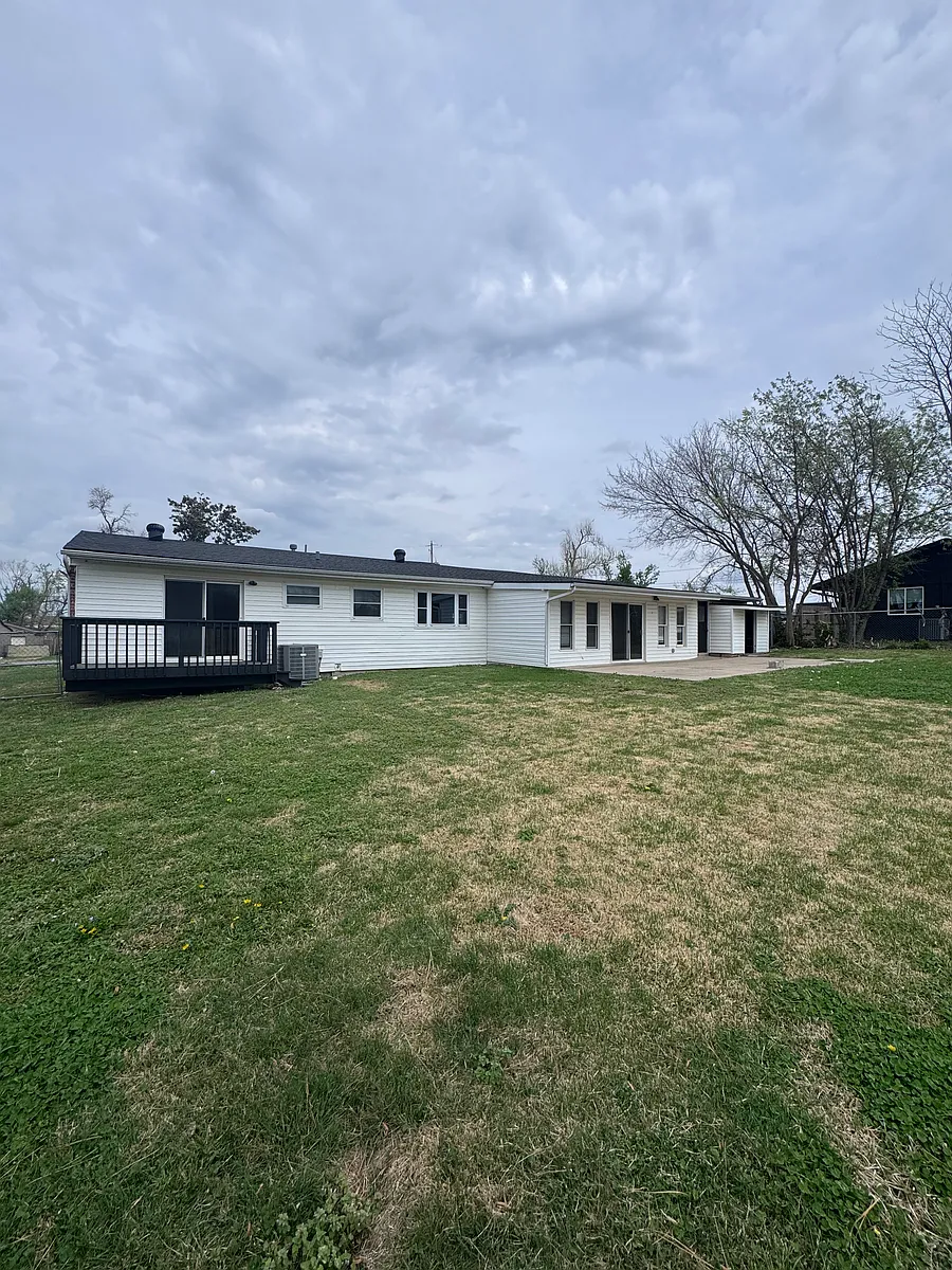 Building Photo - 1306 W Pecan St