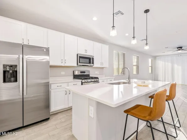 10190 S Rolling Water Dr, Vail, AZ 85641