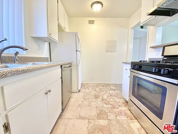 3rd image of 959 S Gramercy Pl #105A