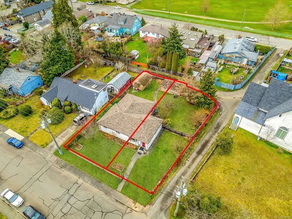 719/721 8th St, Courtenay, BC V9N 1N6