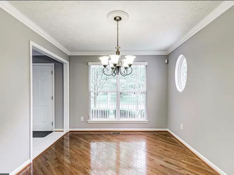 304 Nicole Ln — Photo 3