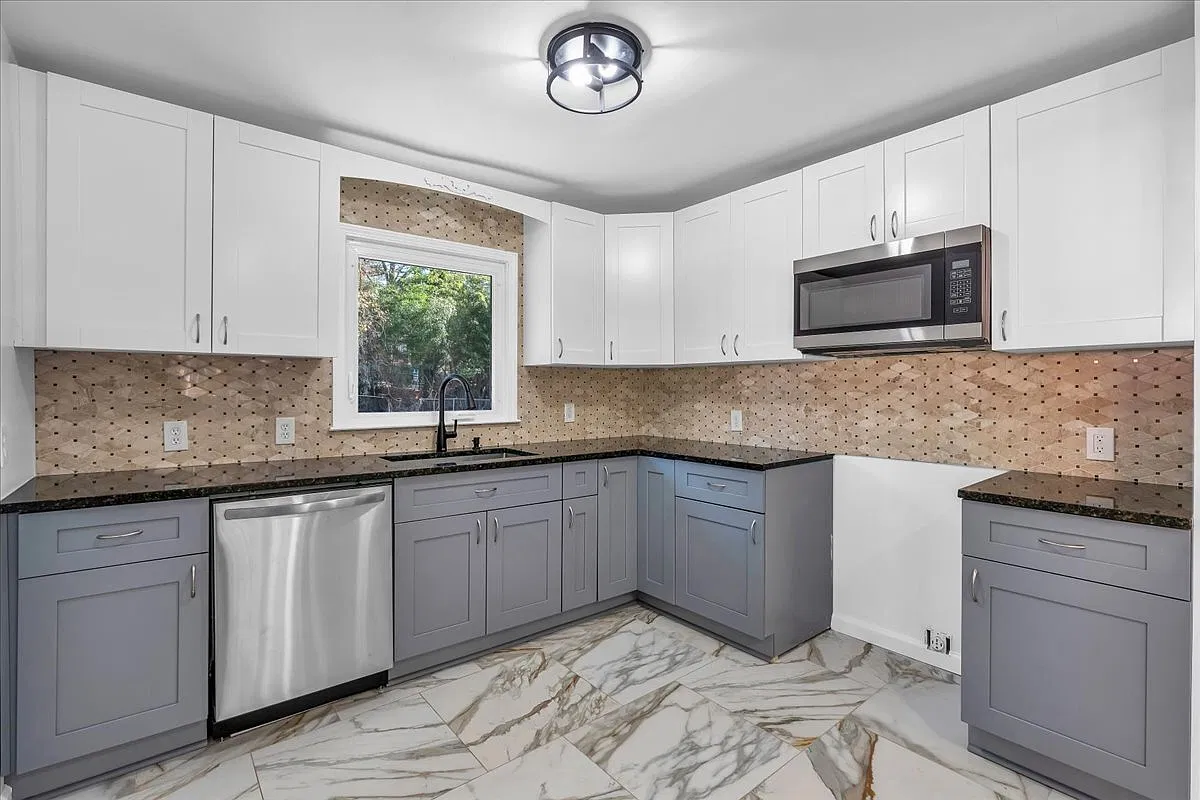 2142 Cloverdale dr - 1 — Photo 3