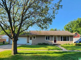 227 3rd St NE, Sioux Center, IA 51250