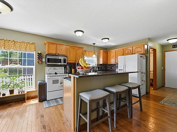3rd image of 502 Wildwood Dr