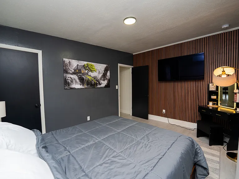 1109 E South St — Photo 42