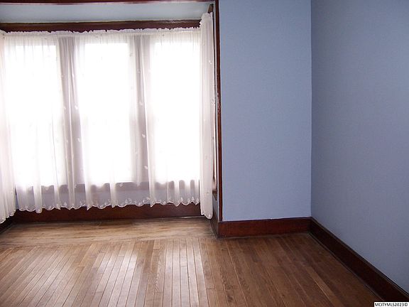 4th image of 652 S Jackson Ave