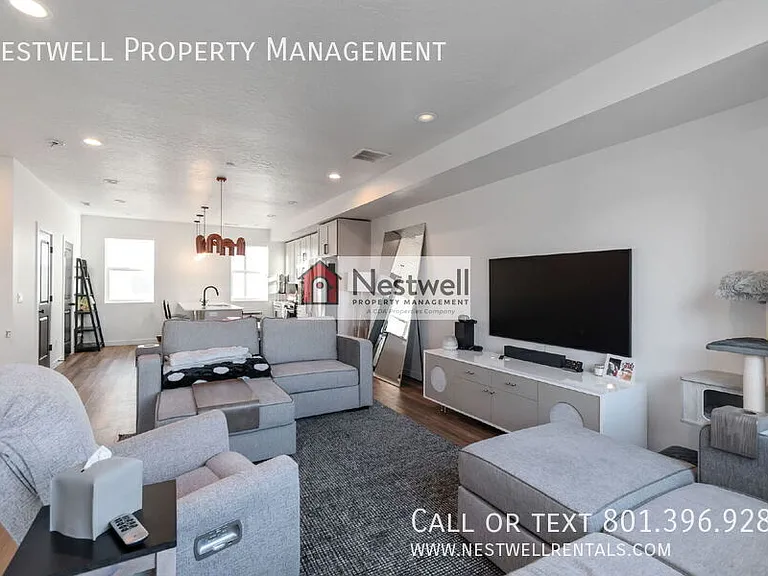 359 N 700 W #21 — Photo 8