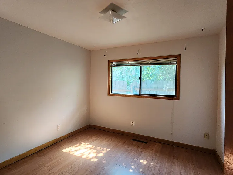 1805 NE Valley Rd — Photo 11