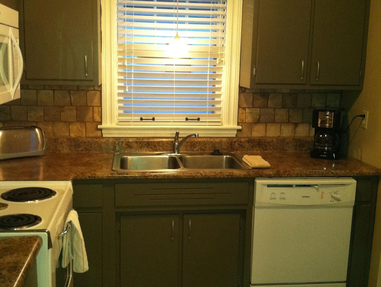 725 Avondale Rd — Photo 2