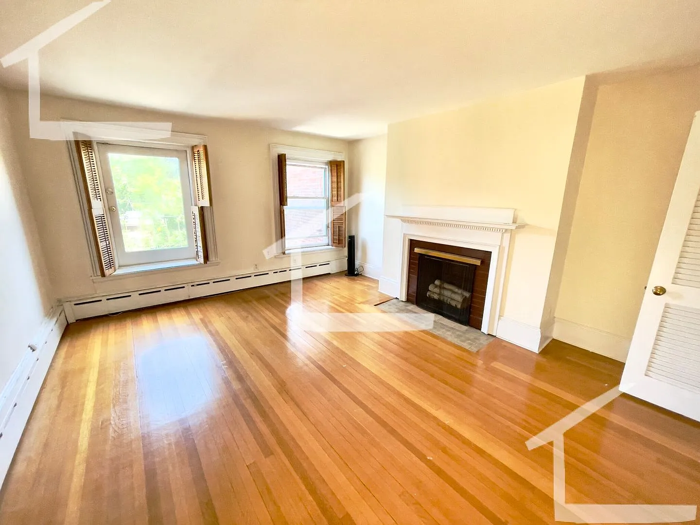 9/1 - No Fee! Oversized 3BR/2BA w/parking near Washington Square! — Photo 2