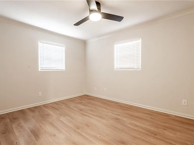 1135 Woodland Ave NE — Photo 17