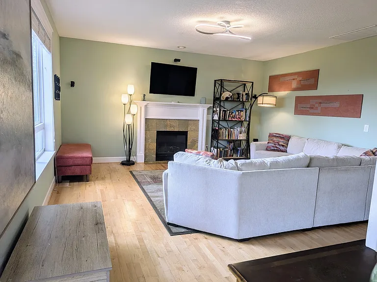 2507 Crestview Dr — Photo 4