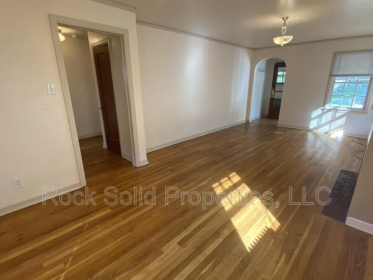 607 E 22nd St — Photo 5