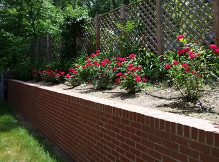 230 Acorn Dr, Oakwood, OH 45419