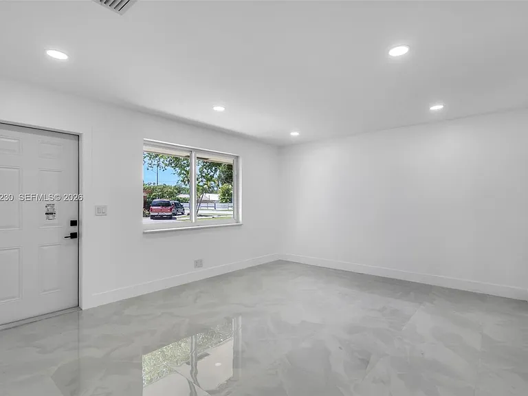 821 SW 7th Ave #2 — Photo 2