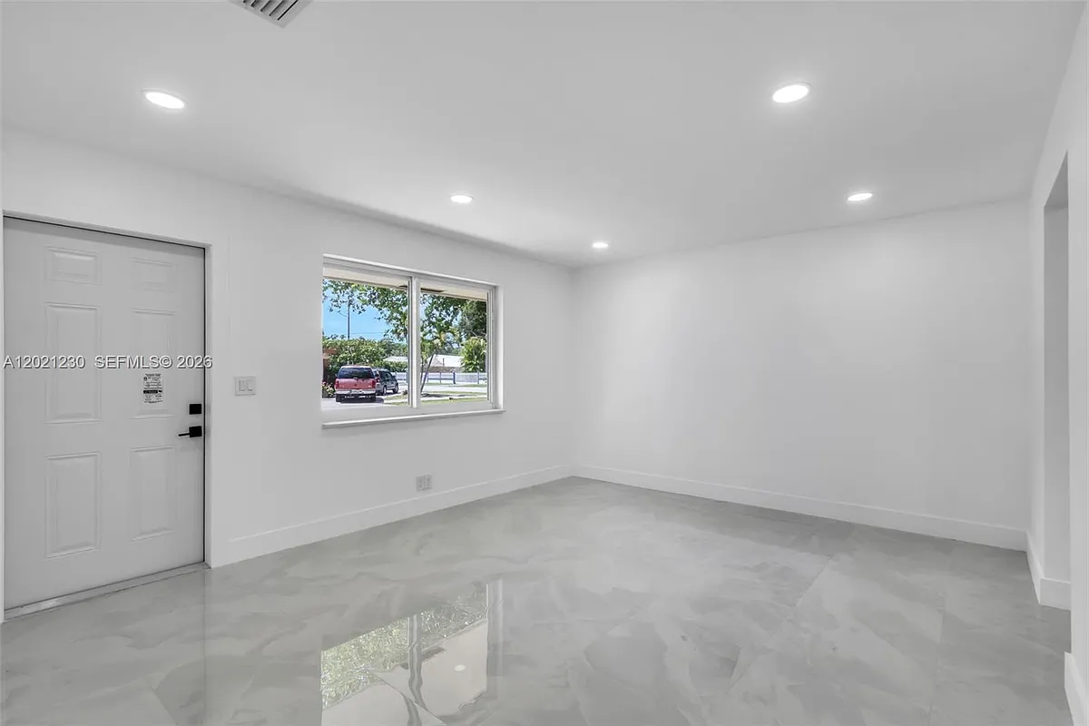 Building Photo - 821 SW 7th Ave #2