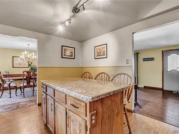 3rd image of 1082 Bowen Dr W