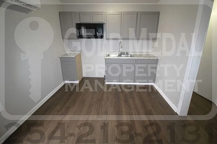 711 West Ln #C — Photo 3