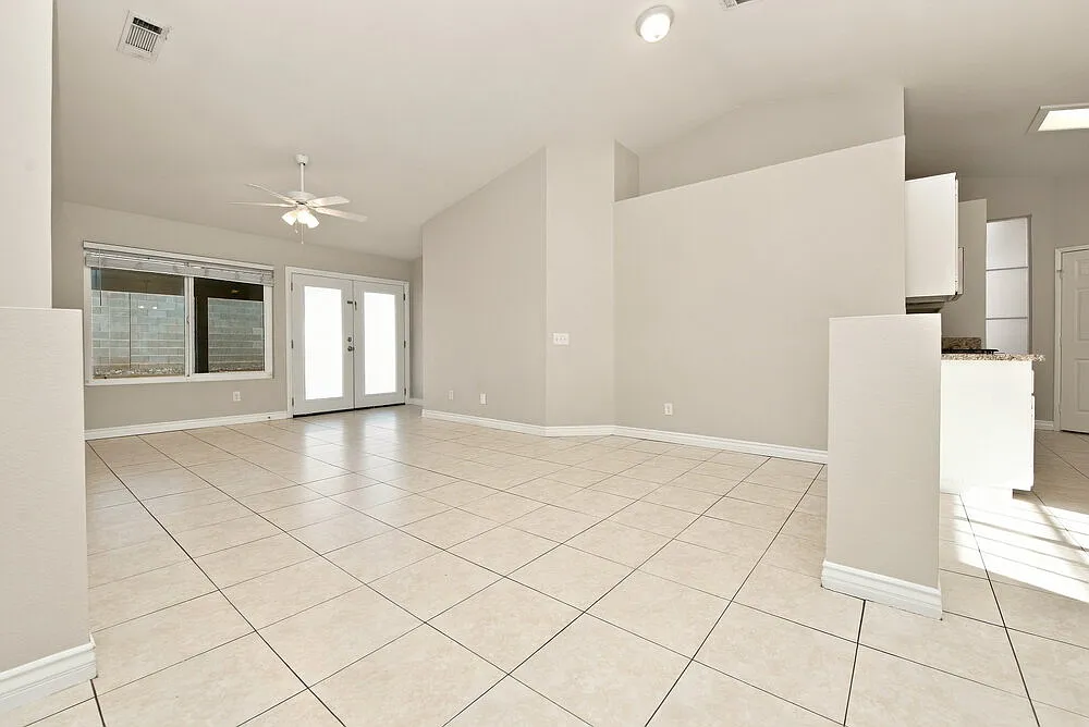 3 bed, 2.0 bath, 1374 sqft, $2,050 — Photo 3