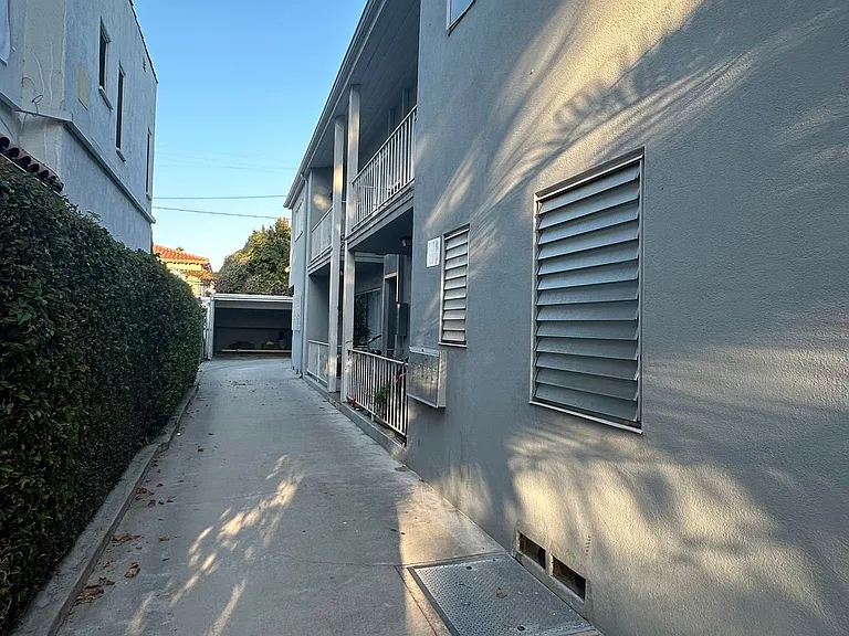 204 S Arnaz Dr — Photo 2