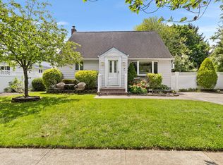 6 Cinque Dr, Farmingdale, NY 11735