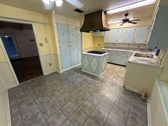4th image of 809 Emerald Gardens Dr