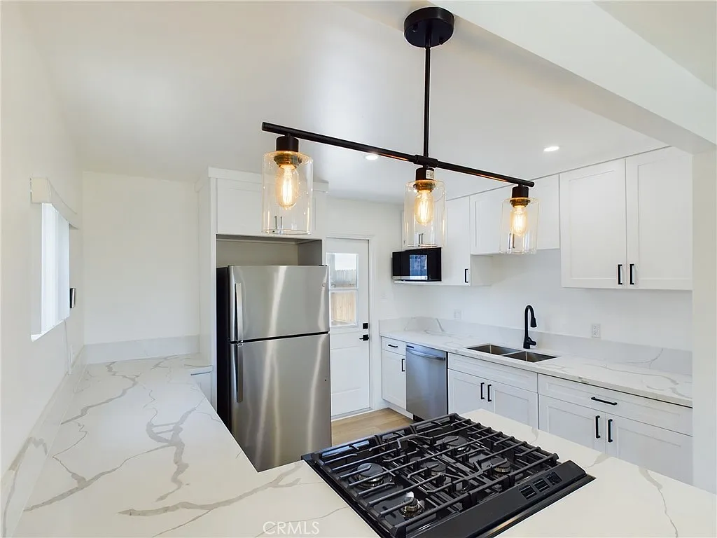 2 bed, 684 sqft, $3,100 — Photo 1