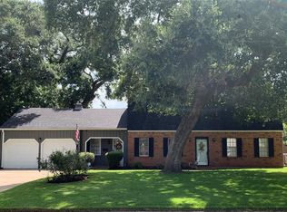 219 Narcissus St, Lake Jackson, TX 77566