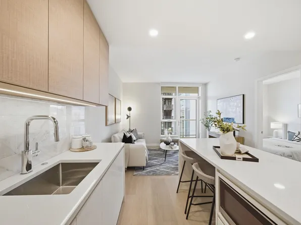 2186 Gilmore Ave N #1207, Burnaby, BC V5C 1V4
