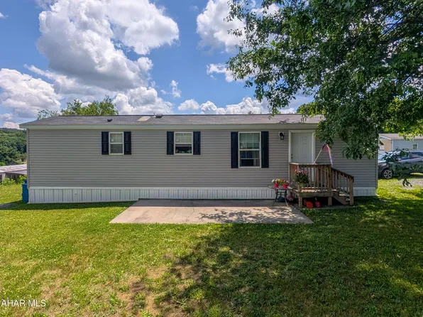 210 Chestnut St, New Paris, PA 15554